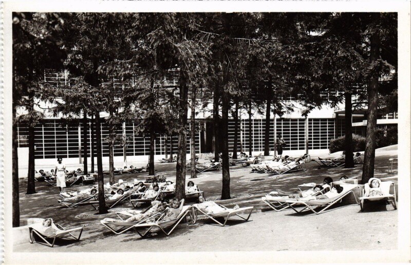Carte postale ancienne Suresnes Ecole en plein air La sieste à Suresnes