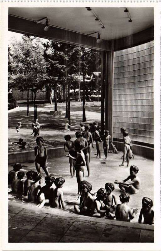 Carte postale ancienne Suresnes Ecole en plein air la douche des petits à Suresnes
