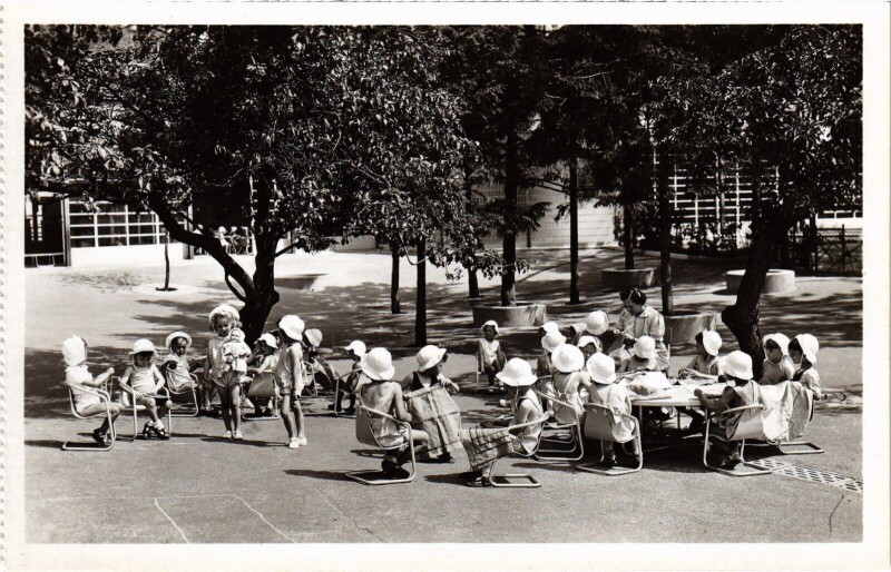 Carte postale ancienne Suresnes Ecole en plein air La Maternelle à Suresnes