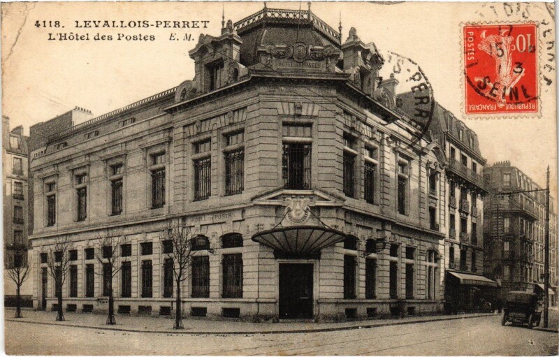 Carte postale ancienne Levallois Perret Hotel des Postes à Levallois-Perret