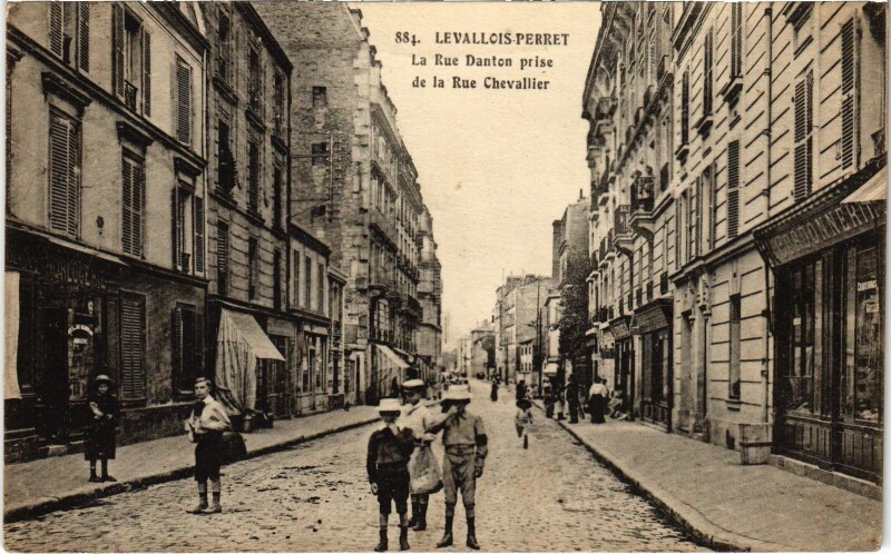 Carte postale ancienne Levallois Perret Rue Danton à Levallois-Perret