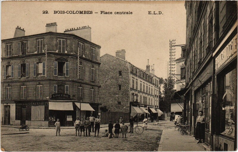 Carte postale ancienne Colombes Place centrale à Colombes