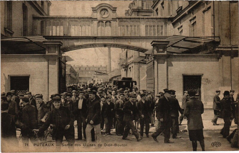 Carte postale ancienne Puteaux Sortie des Usines de Dion Bouton à Puteaux