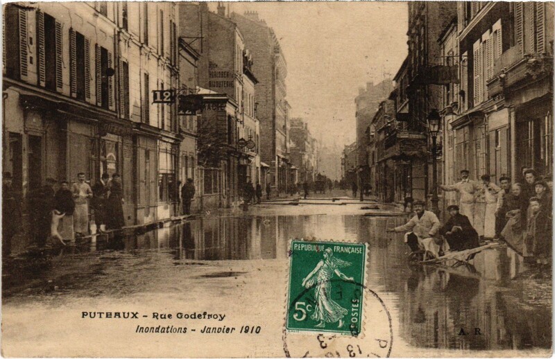 Carte postale ancienne Puteaux Rue Godefroy à Puteaux