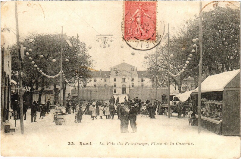 Carte postale ancienne Rueil Place de la Caserne