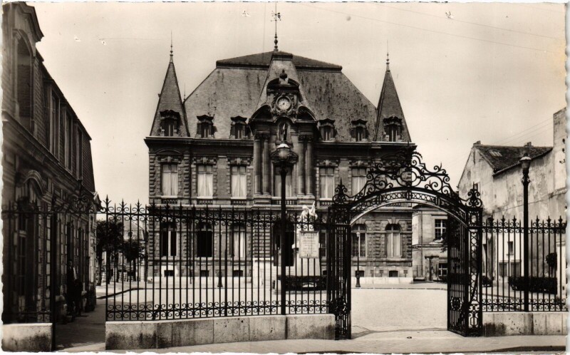 Carte postale ancienne Rueil Hotel de Ville