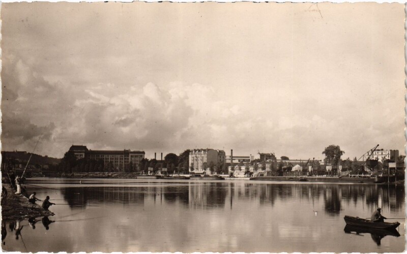Carte postale ancienne Sevres Bord de Seine