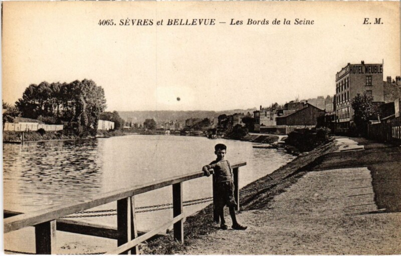 Carte postale ancienne Sevres Bellevue - Les Bords de la Seine
