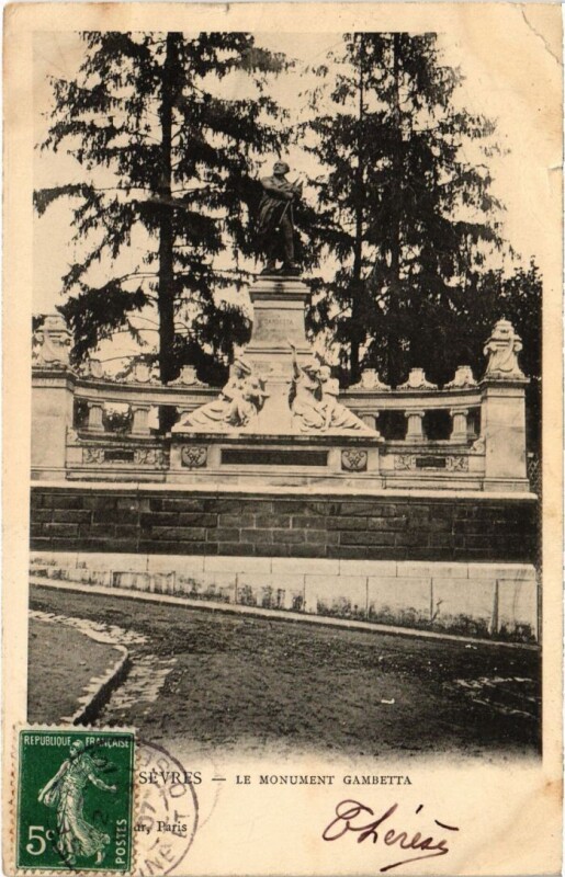 Carte postale ancienne Sevres Le Monument Gambetta