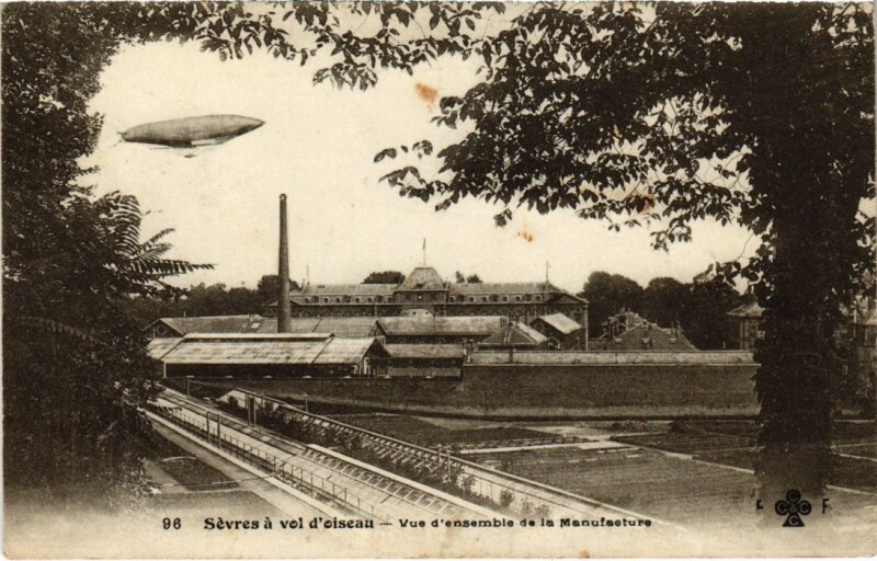 Carte postale ancienne Sevres a Vol d'Oiseau Zeppelin Vue d'Ensemble de la Manufacture