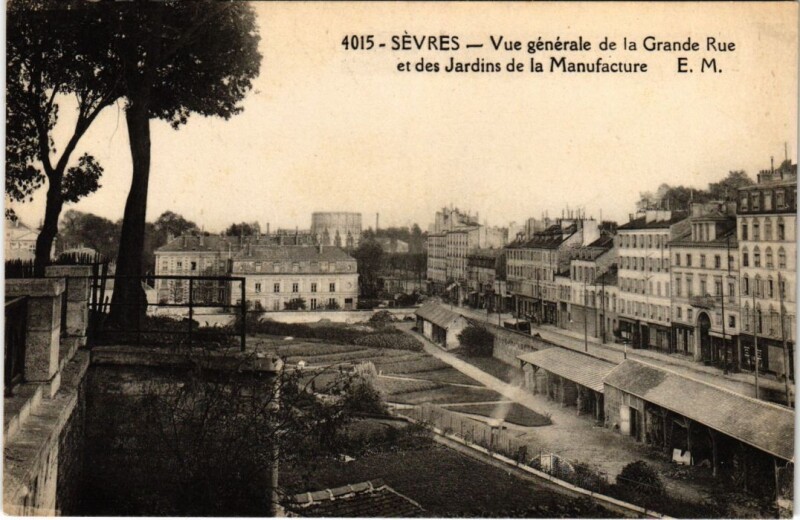 Carte postale ancienne Sevres Grande Rue - Jardins de la Manufacture