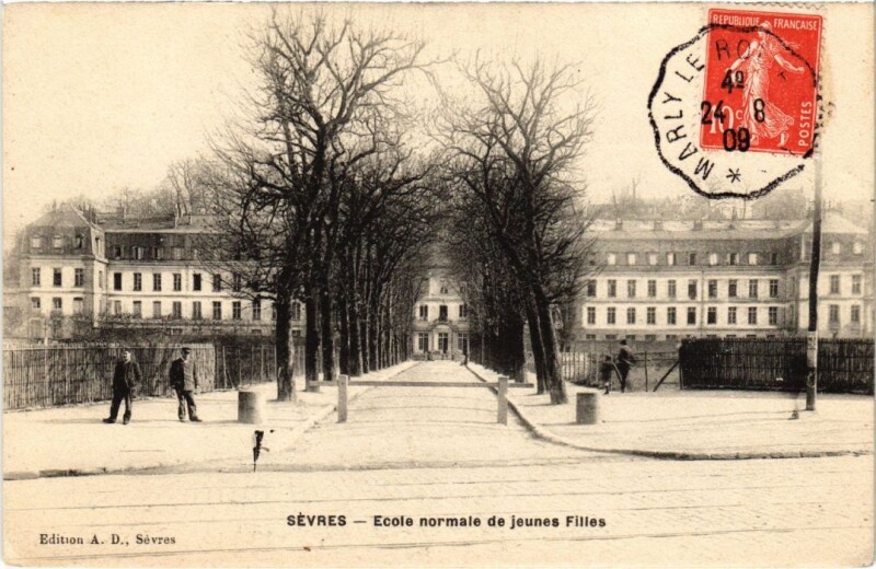 Carte postale ancienne Sevres Ecole Normale de Jeunes Filles