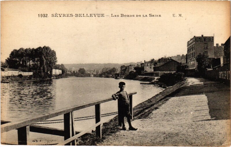 Carte postale ancienne Sevres Bellevue - Les Bords de la Seine