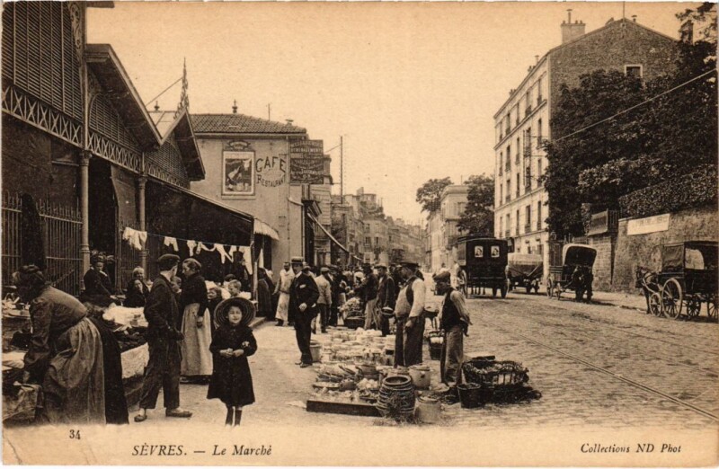 Carte postale ancienne Sevres Le Marche