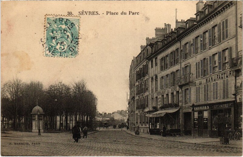Carte postale ancienne Sevres Place du Parc