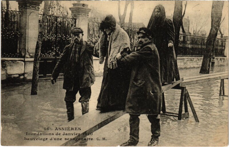 Carte postale ancienne Asnieres-sur-Seine Inondations 1910 - Sauvetage d'une Sexagenaire