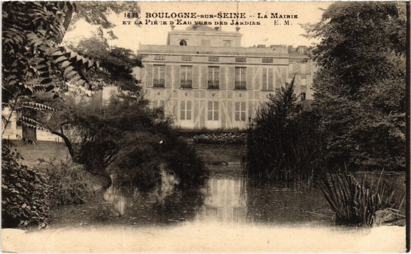 Carte postale ancienne Boulogne-Billancourt La Marie et la Piece d'Eau Vues des Jardins à Boulogne-Billancourt
