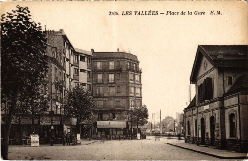 Carte postale ancienne Les Vallees Place de la Gare