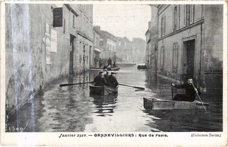 Carte postale ancienne Gennevilliers Inondation 1910 - Rue de Paris à Gennevilliers