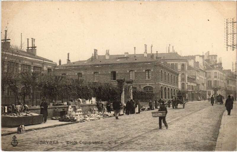 Carte postale ancienne Sevres Ecole Communale