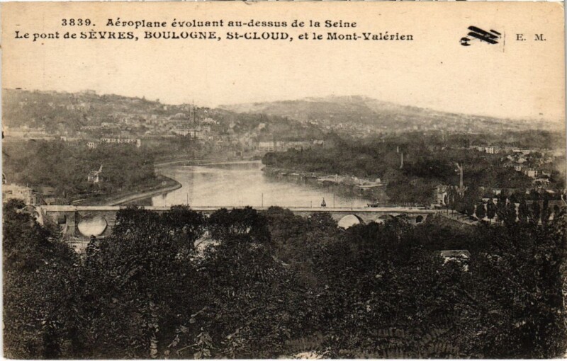 Carte postale ancienne Sevres Boulogne Saint-Cloud - Panorama with an Airplane à Saint-Cloud