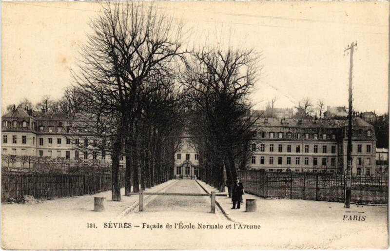 Carte postale ancienne Sevres Facade de l'Ecole Normale et l'Avenue