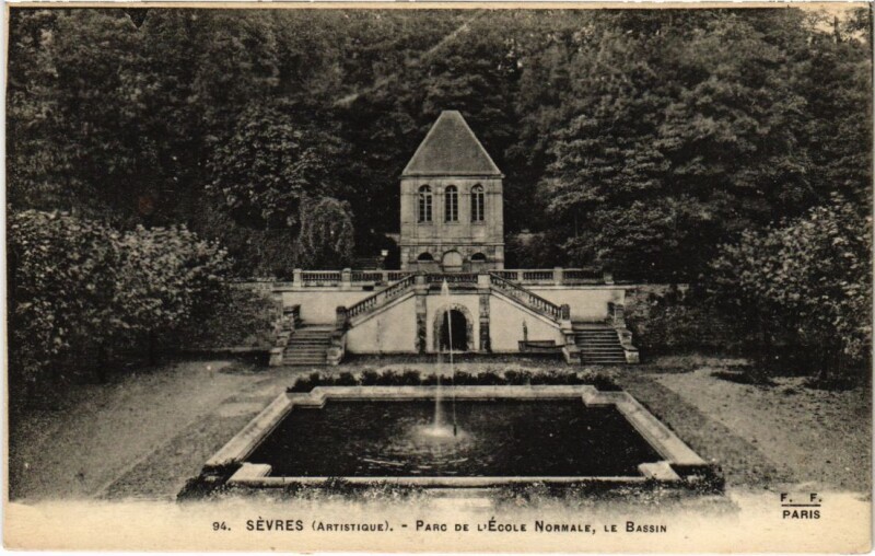 Carte postale ancienne Sevres Parc de l'Ecole Normale - Le Bassin