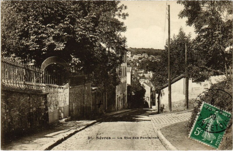 Carte postale ancienne Sevres La Rue des Fontaines