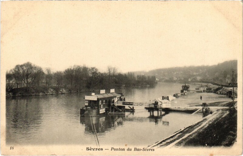 Carte postale ancienne Sevres Ponton du Bas-Sevres
