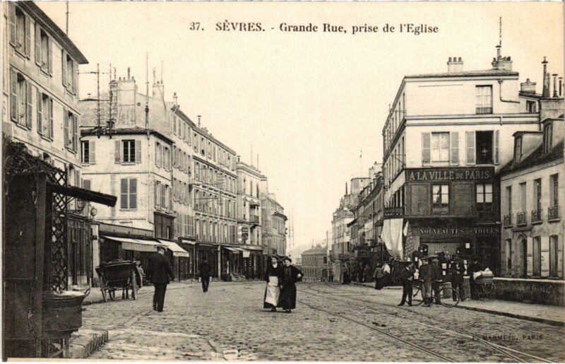 Carte postale ancienne Sevres Grande Rue prise de l'Eglise