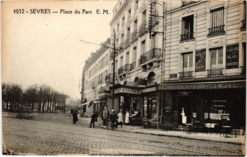 Carte postale ancienne Sevres Place du Parc