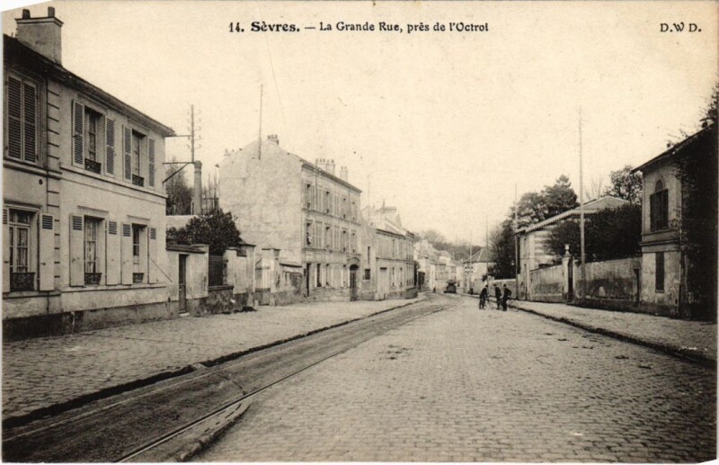 Carte postale ancienne Sevres La Grande Rue pres de l'Octroi