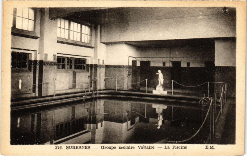 Carte postale ancienne Suresnes Groupe Scolaire Voltaire - La Piscine à Suresnes