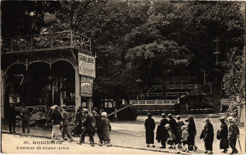 Carte postale ancienne Le Plessis-Robinson Interieur du Grand-Arbre au Plessis-Robinson