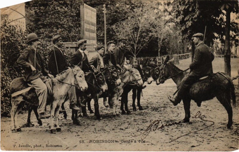 Carte postale ancienne Le Plessis-Robinson Garde a Vos au Plessis-Robinson