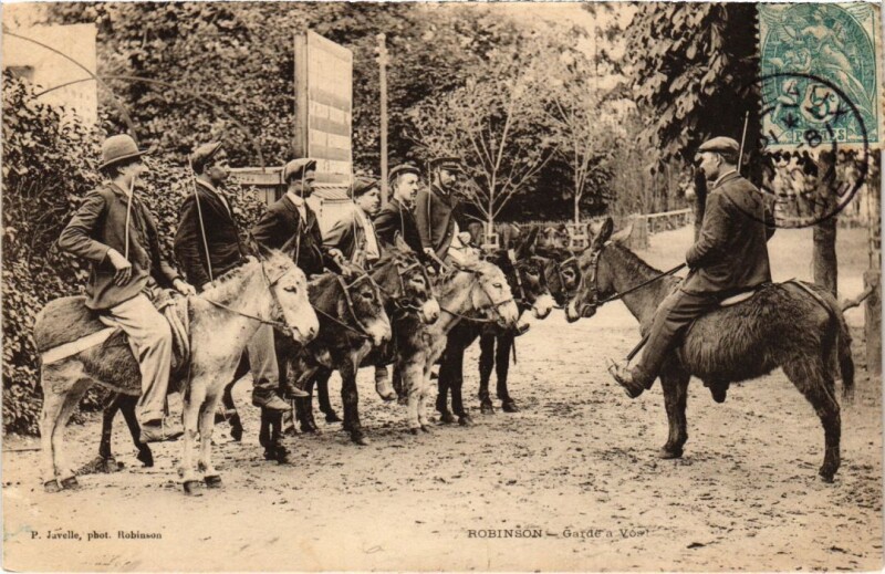 Carte postale ancienne Le Plessis-Robinson Garde a Vos au Plessis-Robinson
