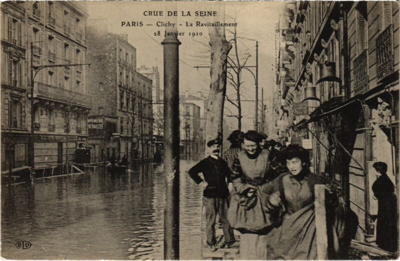 Carte postale ancienne Crue de la Seine - Le Ravitaillement à Clichy