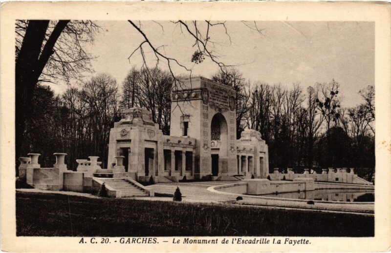 Carte postale ancienne Garches Le Monument de l'Escadrille La Fayette à Garches