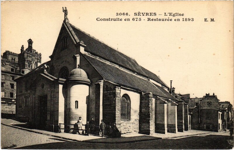 Carte postale ancienne L'Eglise - Construite en 675 - Restaurée en 1893 à Sèvres
