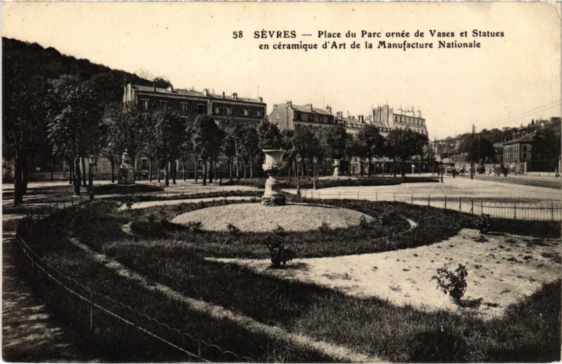 Carte postale ancienne Sevres Place du Parc