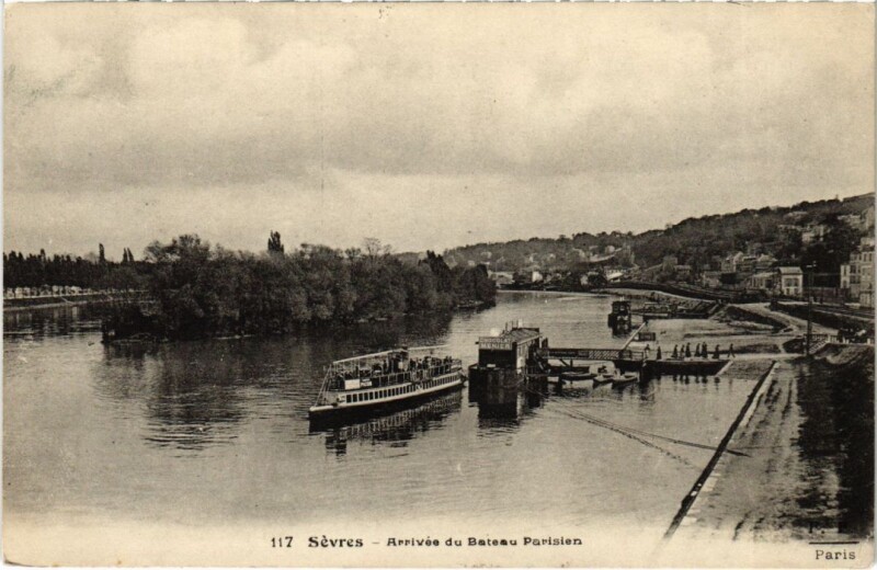 Carte postale ancienne Sevres Arrivee du Bateau Parisien