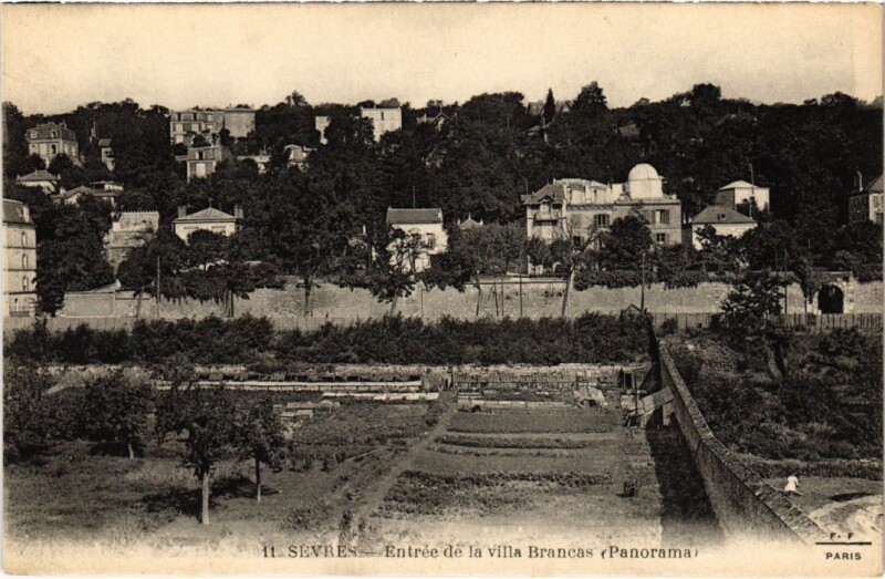 Carte postale ancienne Sevres Entree de la Villa Brancas - Panorama