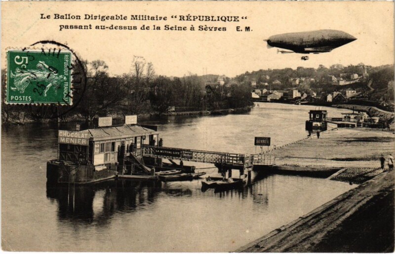 Carte postale ancienne Sevres Le Ballon Dirigeable Militaire Republique