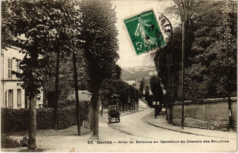 Carte postale ancienne Sevres Allee de Bellevue au Carrefour du Chemin des Bruyeres