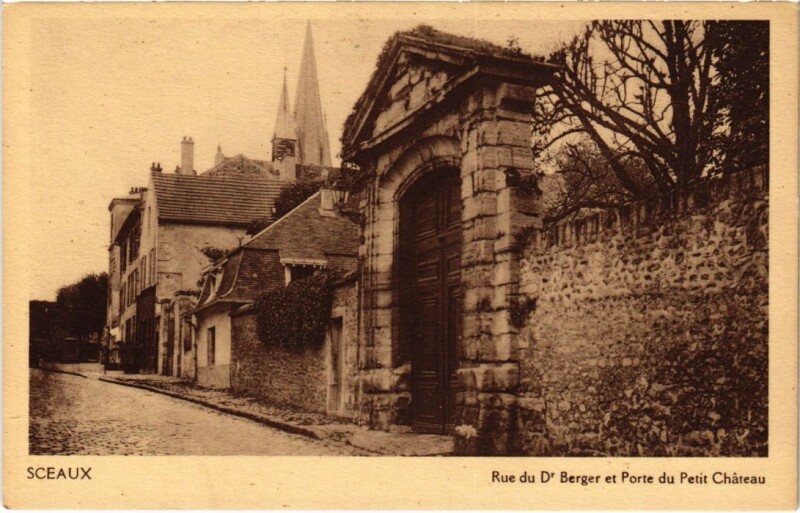 Carte postale ancienne Sceaux Rue du Dr. Berger et Porte du Petit Chateau à Sceaux