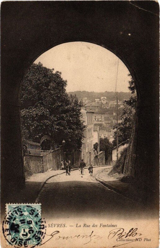 Carte postale ancienne Sevres La Rue des Fontaines