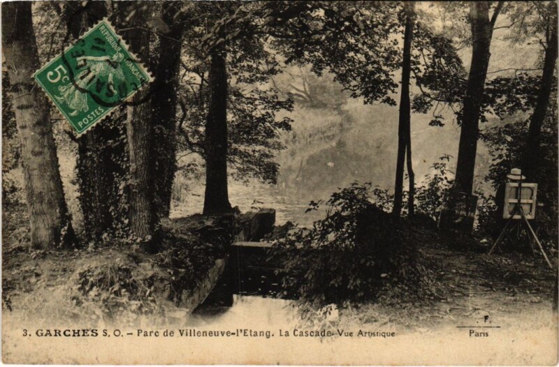 Carte postale ancienne Garches Parc de Villeneuve-l'Etang - La Cascade à Garches