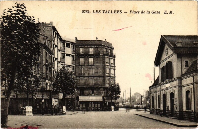 Carte postale ancienne Les Vallees Place de la Gare