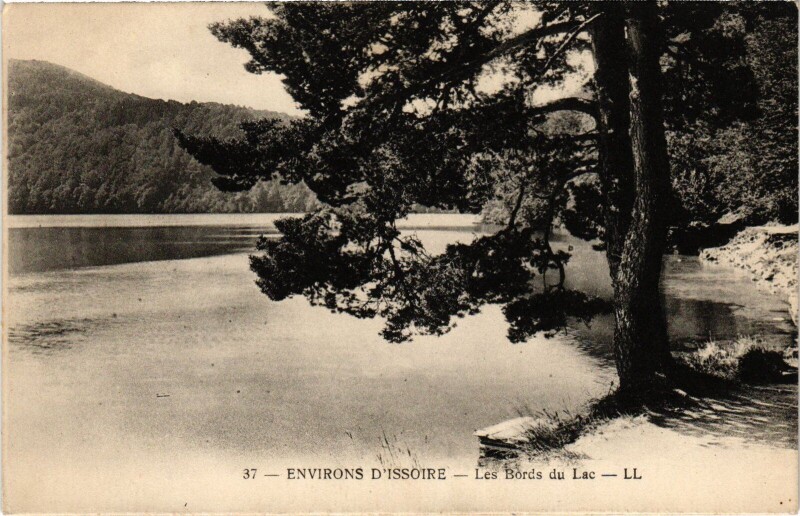 Carte postale ancienne Issoire Les Bords du Lac France à Issoire