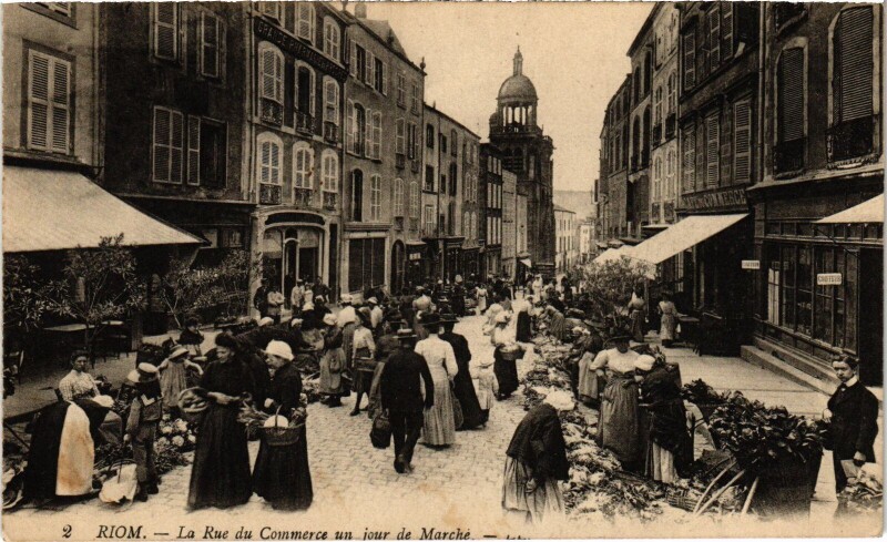 Carte postale ancienne Riom La Rue du Commerce, un jour de Marche France
